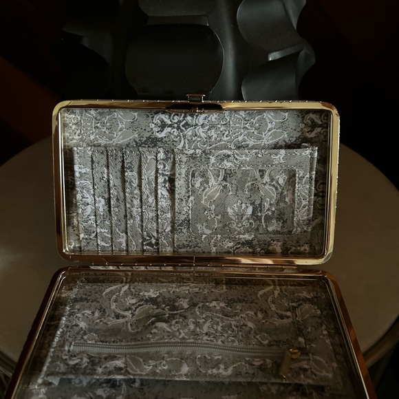 Silver snakeskin texture clutch - Picture 3 of 5